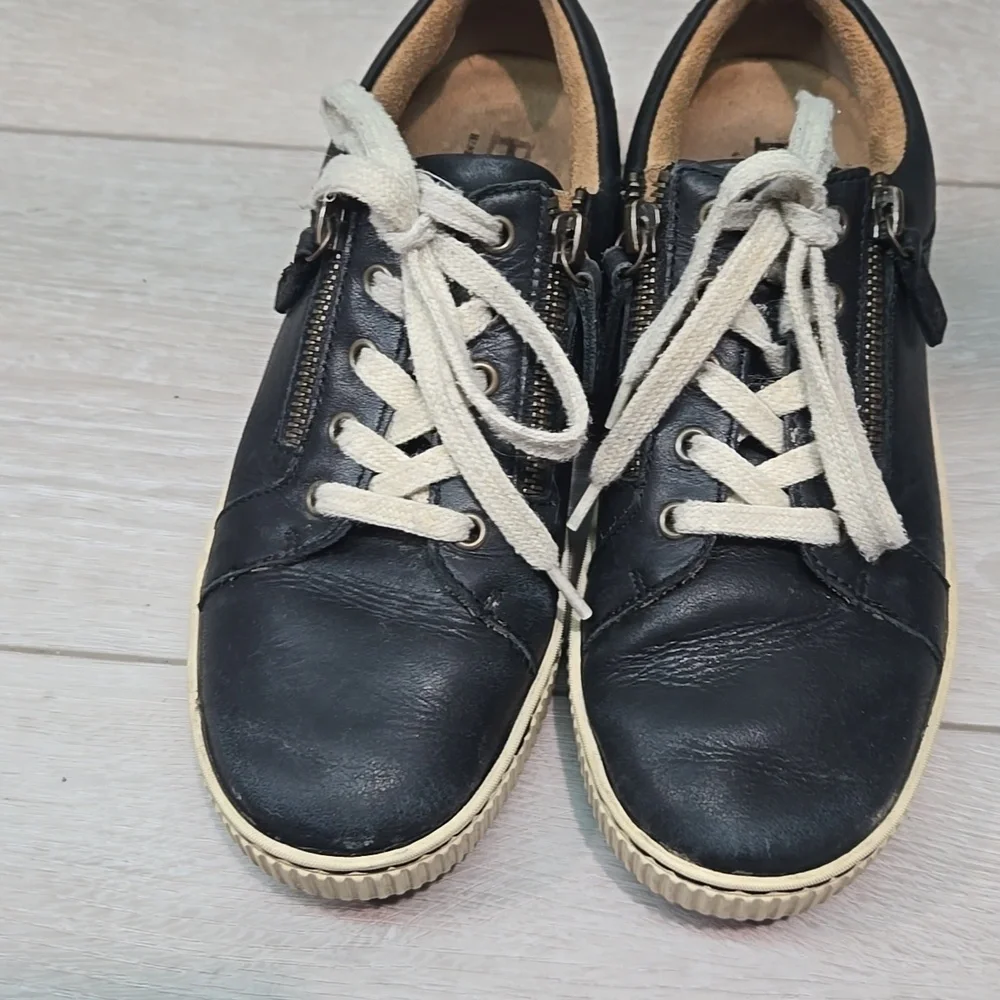 Born Women Black Leather Sneakers with White Laces Shoes Sz 7M